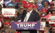 Spari al comizio di Trump, il momento in cui viene colpito