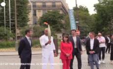Parigi 2024,  la fiaccola olimpica inizia il tour della città - Guarda il video
