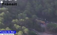 Spagna, bus si ribalta e resta in verticale: illesi i passeggeri
