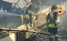 Roma, grosso incendio lambisce le abitazioni: case evacuate