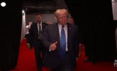 Trump ricompare alla convention repubblicana e sale sul palco