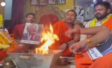 India, sostenitori di Trump eseguono rituali per augurargli lunga vita