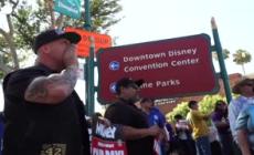 California, lavoratori di Disneyland in protesta per salari migliori