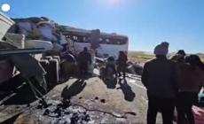 Scontro frontale tra un camion e un autobus, 16 morti in Bolivia