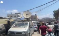 Gaza, palestinesi spengono un incendio dentro una tenda