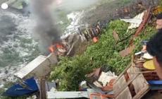 Aereo si schianta in Nepal: 18 morti, salvo solo il pilota