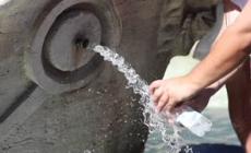 Caldo a Roma, turisti si rinfrescano in piazza di Spagna