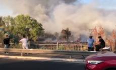 Incendio a Roma est, timori per le esalazioni: evacuate 40 persone