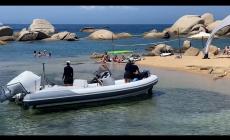 Barca affonda davanti Palau, salvate 12 persone, anche 4 bambini . E a Viareggio turista muore in mare 
