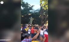 In Venezuela attivisti abbattono una statua di Chavez