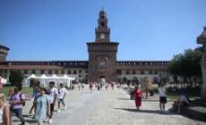Caldo a Milano, milanesi e turisti in giro nonostante l'alta temperatura