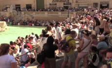 Roma, il caldo di Ferragosto non ferma i turisti nel centro storico