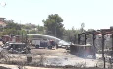 Incendi in Grecia, vigili del fuoco impegnati in un sobborgo di Atene
