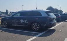 Le prime Aito M9, le nuove auto di Huawei intercettate nel parcheggio di un autogrill