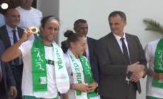 Imane Khelif, pugile medaglia d'oro olimpica, viene accolta all'aeroporto di Algeri