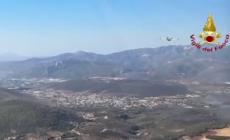 Grecia, i Canadair dei vigili in azione a Maratona per contrastare gli incendi boschivi