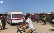 Gaza, palestinesi fuggono da un campo per sfollati a Khan Yunis