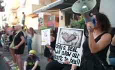 Israele, manifestanti davanti all'hotel di Tel Aviv dove alloggia Blinken