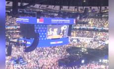 Chicago, l'abbraccio tra Harris e Biden sul palco della convention