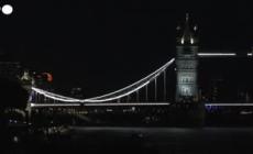 La spettacolare "super luna blu" illumina il cielo di Londra