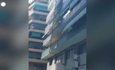 Alicante, operaio salva un bambino che stava per cadere da un balcone