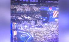 L'ingresso trionfale di Kamala Harris alla convention dem