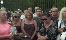 Funerali Delon, i fan cantano "Paroles, Paroles"