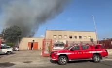 Incendio a Pozzuoli, a fuoco capannoni e mezzi di un'azienda alimentare