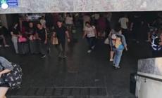 Kiev, i residenti si rifugiano nella metro durante le sirene antiaeree
