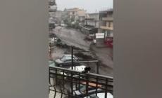 Nubifragi in provincia di Avellino,  paura per un 12enne intrappolato al primo piano di una casa. La strada come un torrente a Baiano - Video