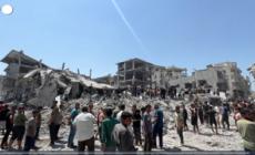 Gaza, i soccorsi fra le macerie dopo l'attacco israeliano a Khan Yunis