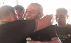 Israele, l'ostaggio liberato torna a casa tra la folla in festa