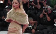 Mostra di Venezia, Angelina Jolie sfila sul red carpet
