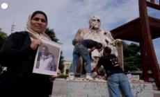 Artista siriano distrugge la sua statua fuori dall'Onu a Ginevra