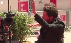 Mostra di Venezia, Adrien Brody sul red carpet per la prima di "The Brutalist"