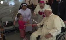Papa in Indonesia: incontra rifugiati, anziani e senza dimora