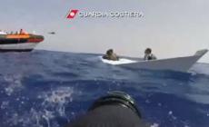 Lampedusa, si capovolge un barcone di migranti: 21 dispersi