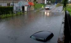 Milano, auto bloccata in un sottopasso allagato