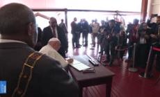 Il Papa in visita al governatore generale della Papua Nuova Guinea