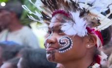Papua Nuova Guinea, festosa accoglienza per il Papa in una scuola