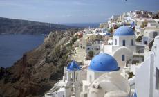 Il governo greco annuncia una tassa di 20 euro per i crocieristi a Mykonos e Santorini