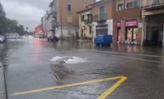 Piogge a Milano, per allagamenti deviati bus e tram - Video