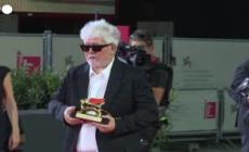 Mostra di Venezia, Leone d'oro alla "Stanza accanto" di Pedro Almodovar