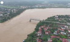 Vietnam, il tifone Yagi provoca il crollo di un ponte sul fiume Rosso