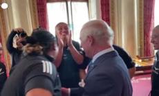 Gb, caloroso abbraccio delle rugbiste neozelandesi a re Carlo