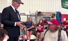 Usa, Biden indossa un cappello di Trump e scherza con un fan