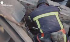 Ucraina, anziana salvata dopo un raid russo nella regione di Kharkiv