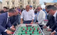 Milano, la sfida al calcio balilla tra Zaccheroni e Prandelli