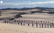 Messico, lezione di yoga sulle dune di sabbia del deserto di Samalayuca