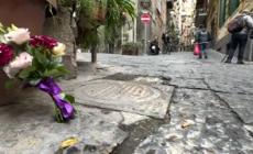 Turista morta a Napoli, fiori sul luogo dell'incidente